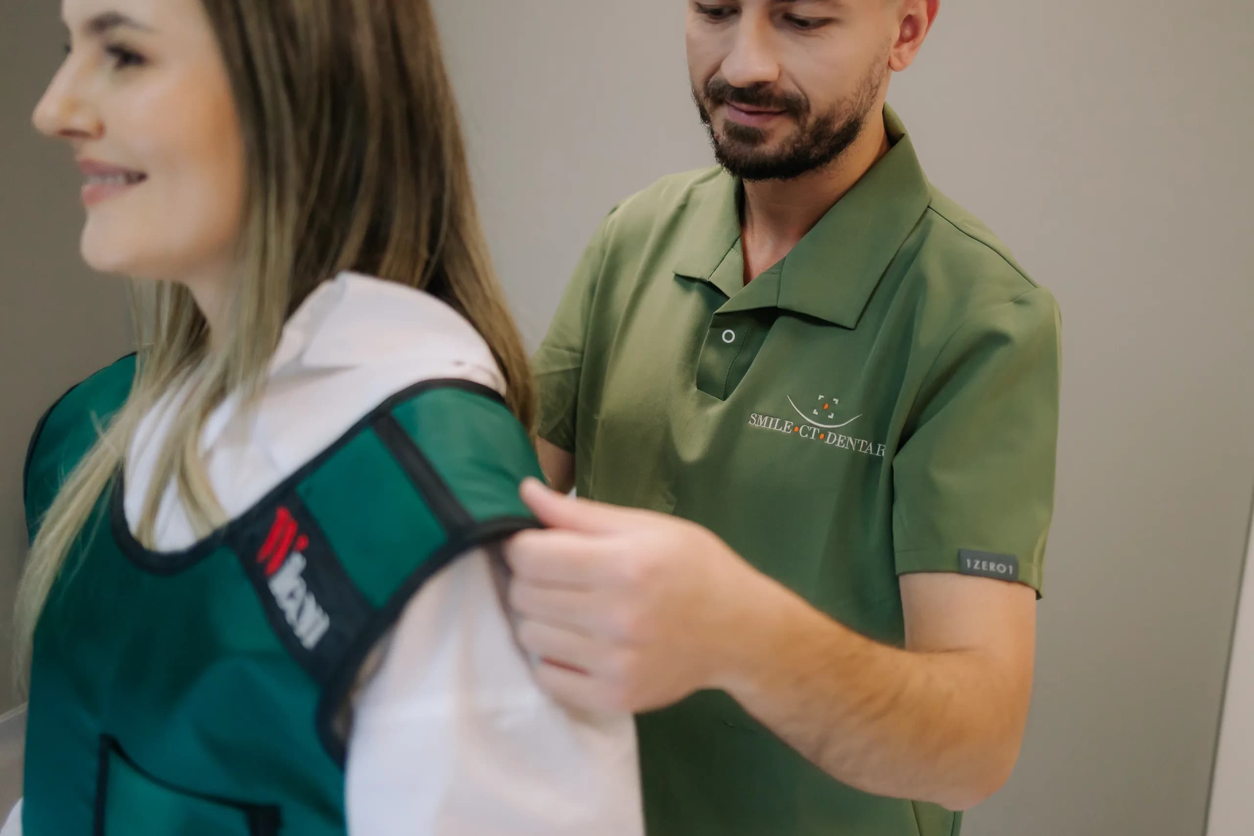 Montarea șorțului de protecție înaintea unei radiografii