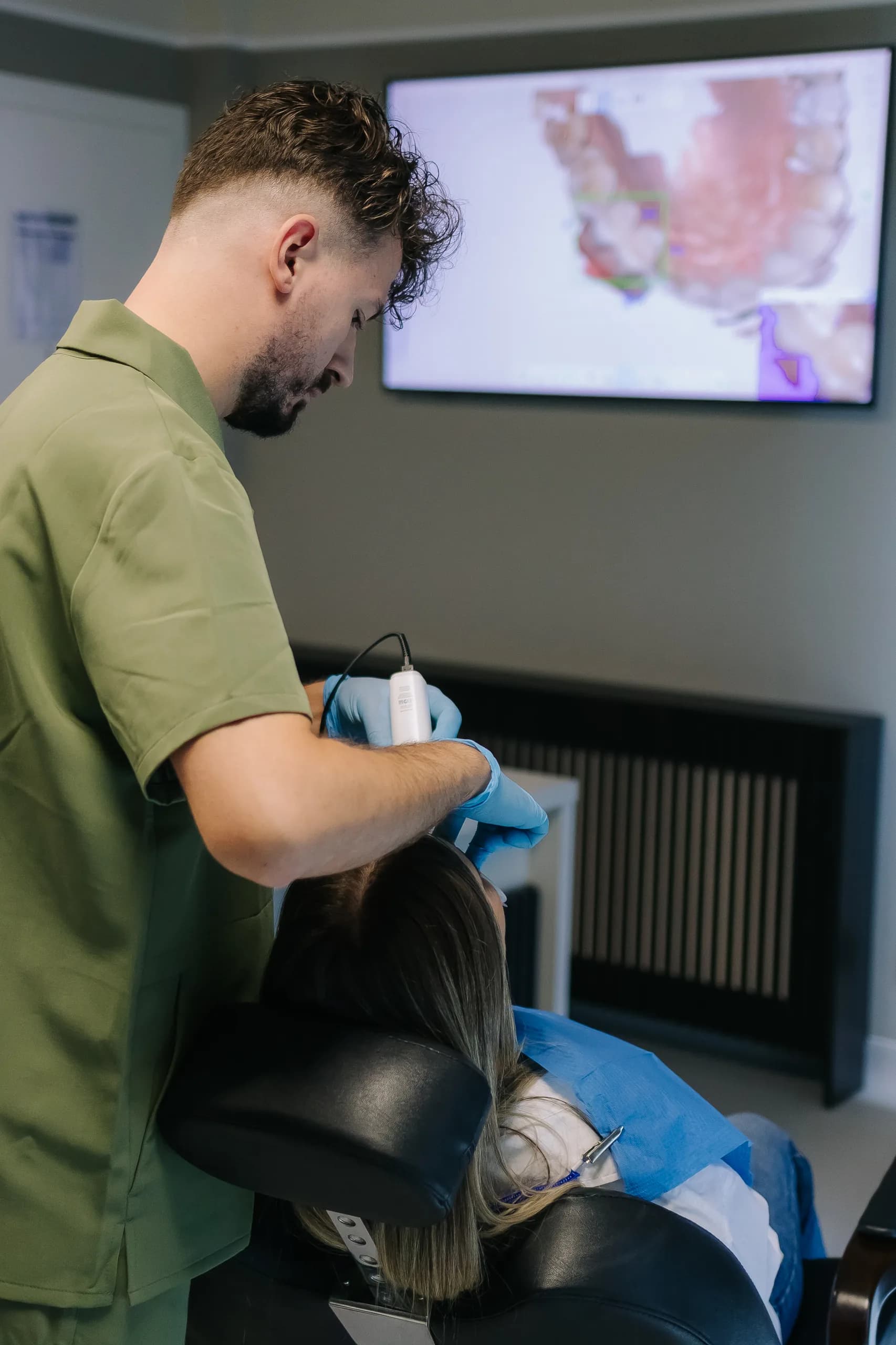 Scanare intraorală 3D, cu amprenta digitală afișată pe ecran
